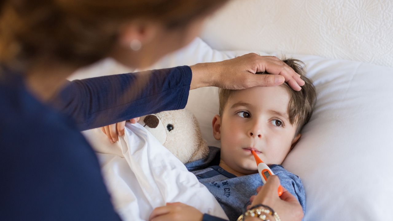 mi hijo tiene fiebre pero no presenta ningún otro síntoma