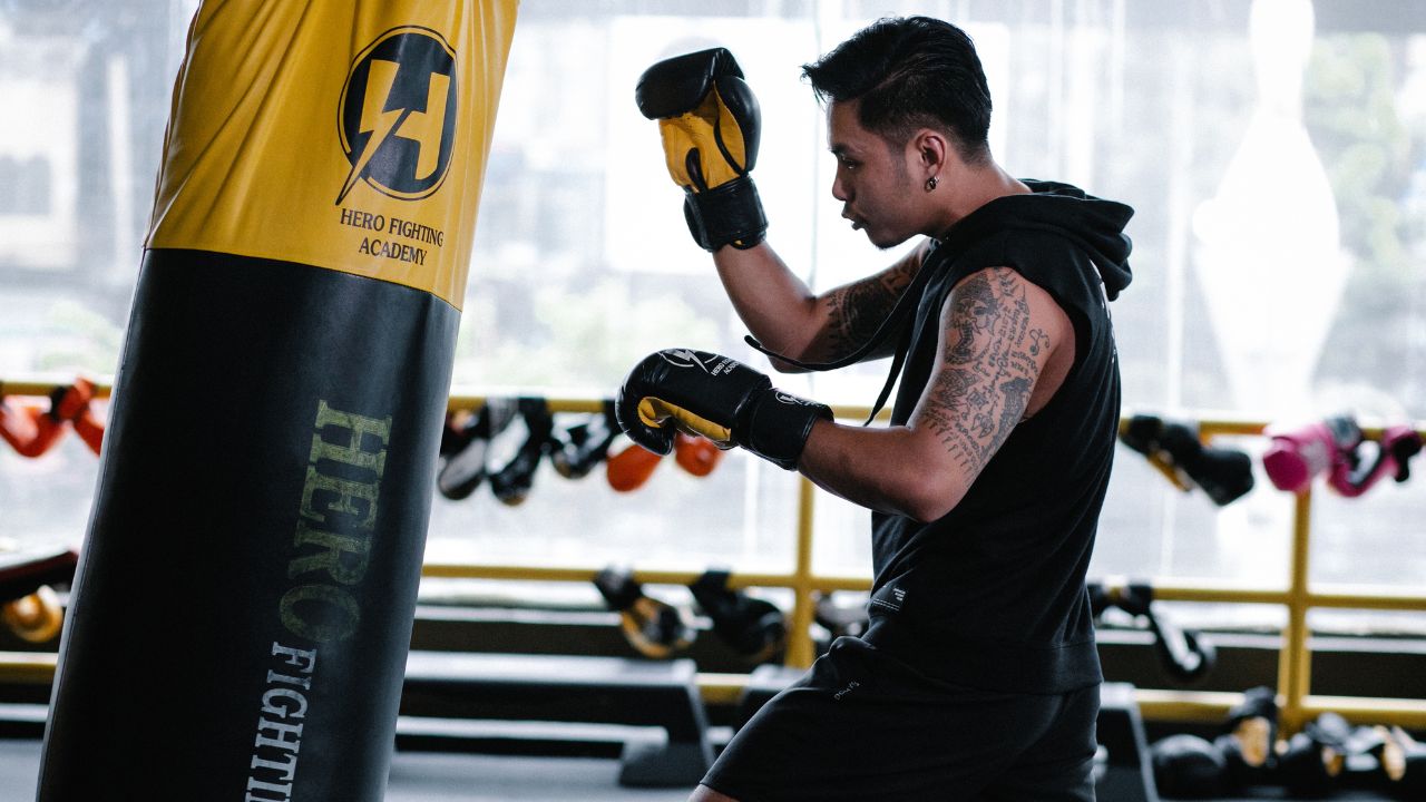 Como golpear el saco de boxeo