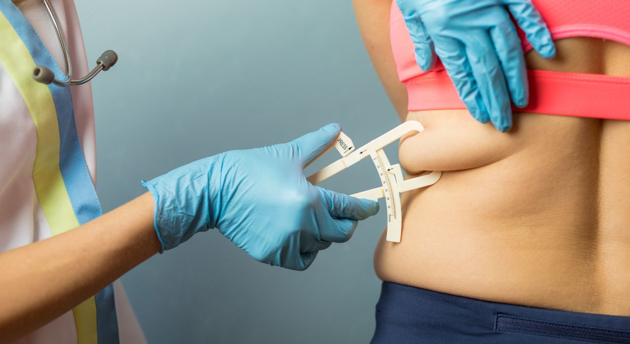 ¿Cuál es el porcentaje de masa muscular en mujeres?