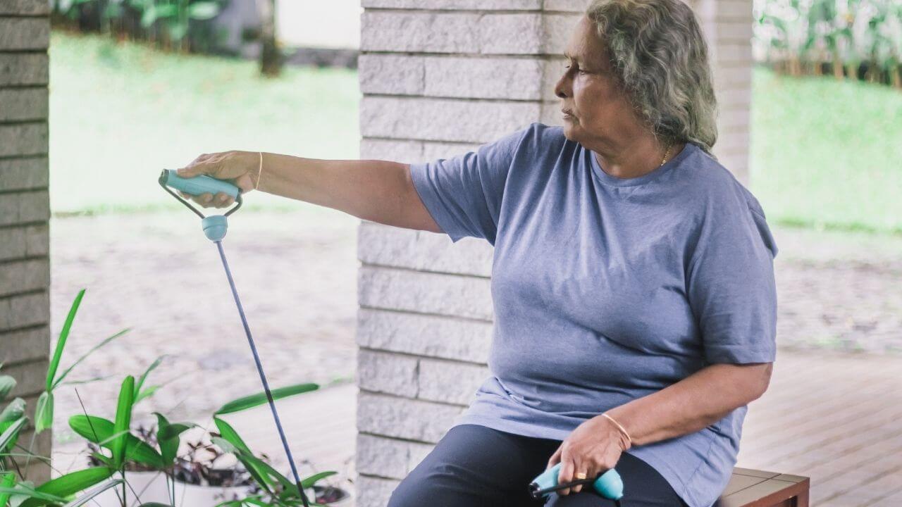 hombros ejercicios para mayores de 70 años